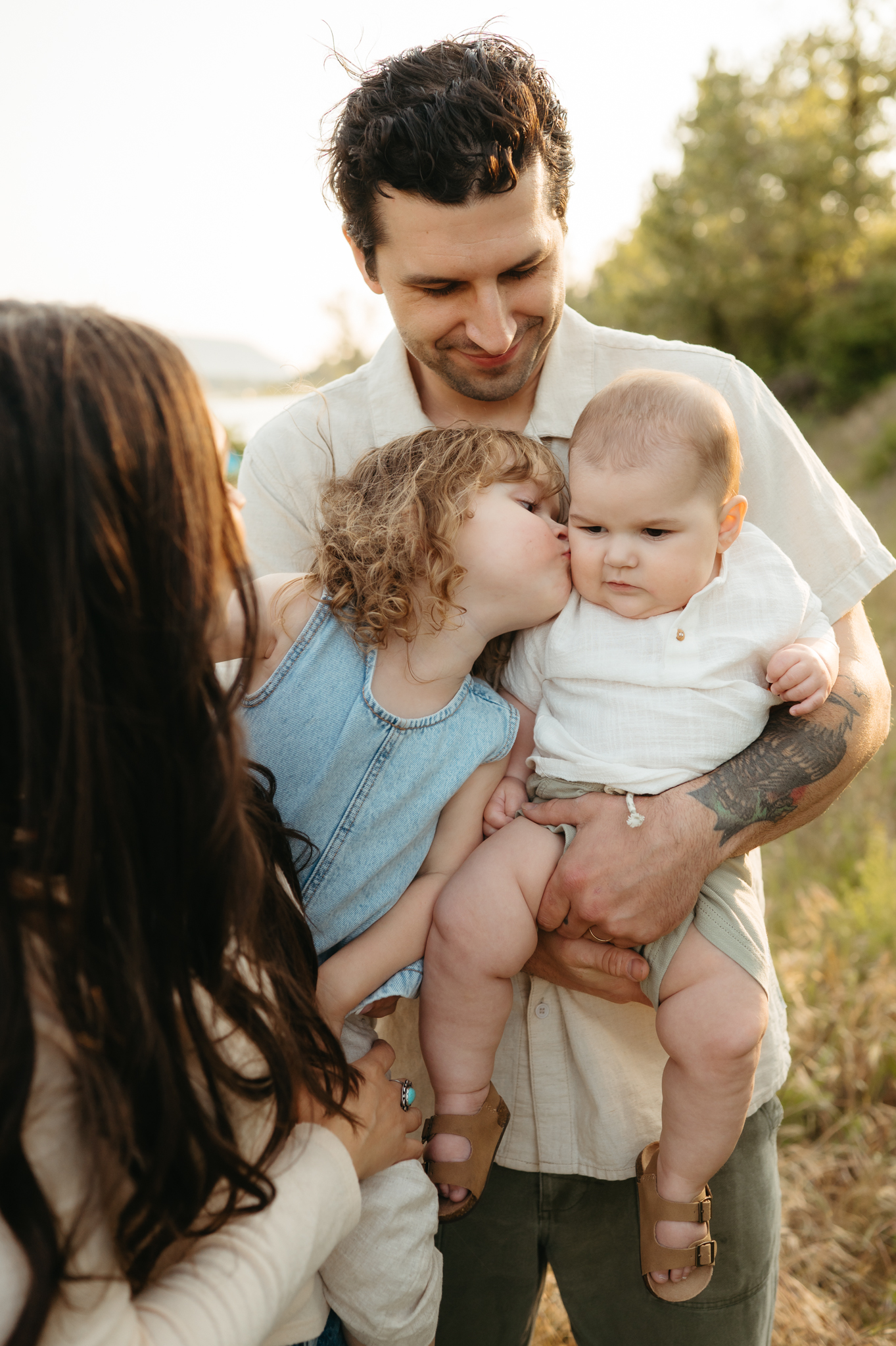 portland family of four being snuggly in the columbia river gorge